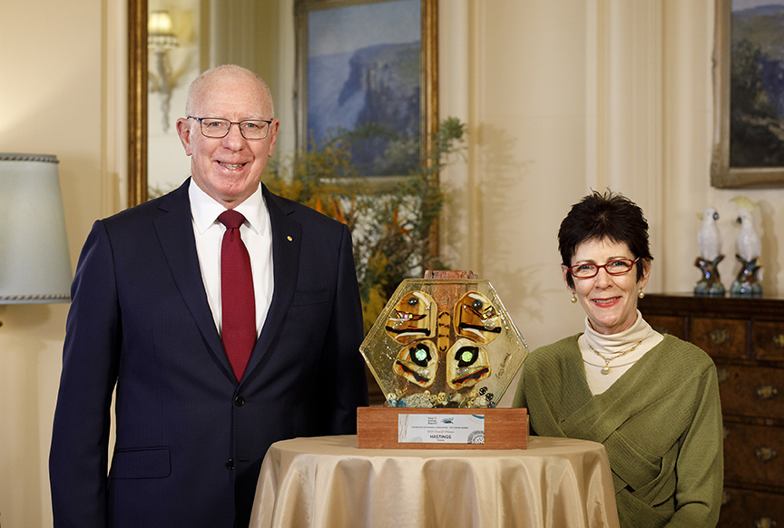 His Excellency, General the Honourable David Hurley AC DSC (Retd) and Her Excellency Mrs Linda Hurley with the 2021 Australian Sustainable Communities Tidy Towns Overall Winner Trophy presented to Hastings, Victoria